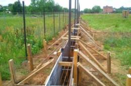 Как правильно сделать раствор бетона для заливки фундамента под тяжелый забор Забор с монолитным основанием своими руками